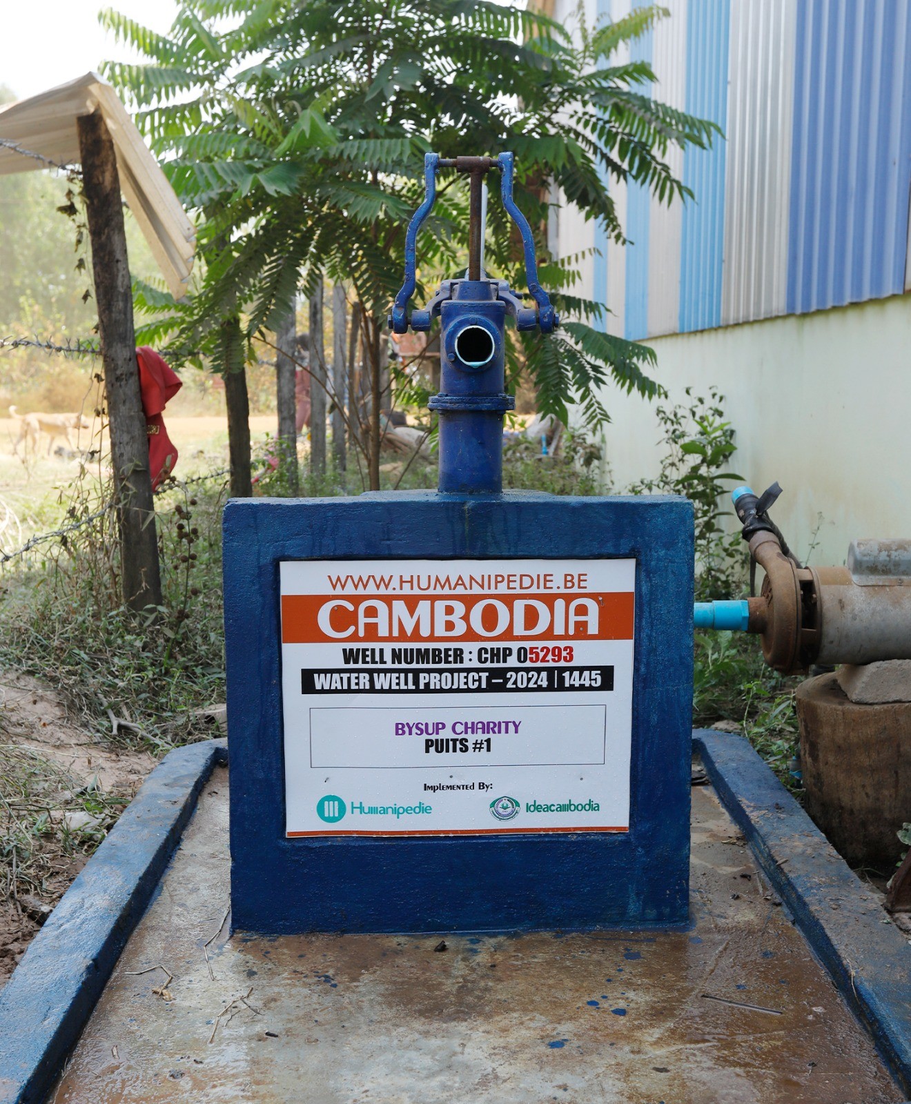 Premier puits BYSUP Charity au Cambodge, plaque « BYSUP Charity — Puits #1 » visible sur le socle